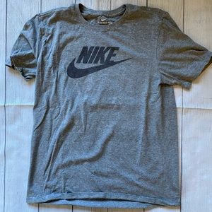 Nike tshirt. Men’s Med. Excellent condition. Smoke & Pet free home. Gray.